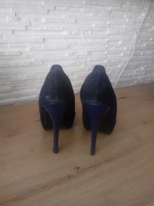 Granatowe buty na obcasie
