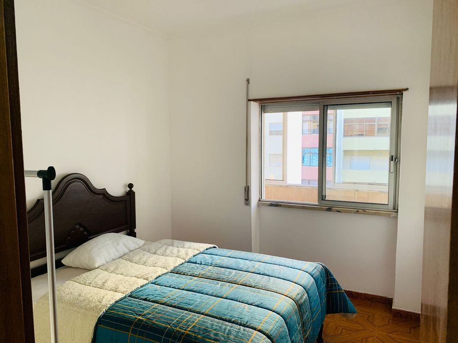 QUARTO DE CASAL NA AMORA, disponível entrada imediata.