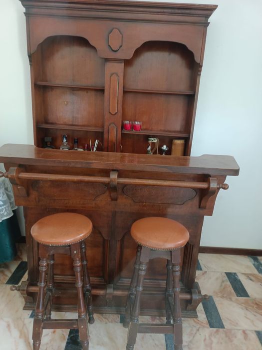 Móvel Bar em madeira + 2 bancos
