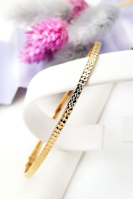 Złota bransoletka sztywna grawerowaną w kształcie elipsy