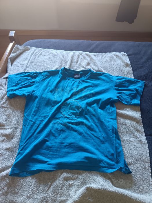 t shirt de homem azul turquesa com estampagem  relevo alusivo a Paris France
