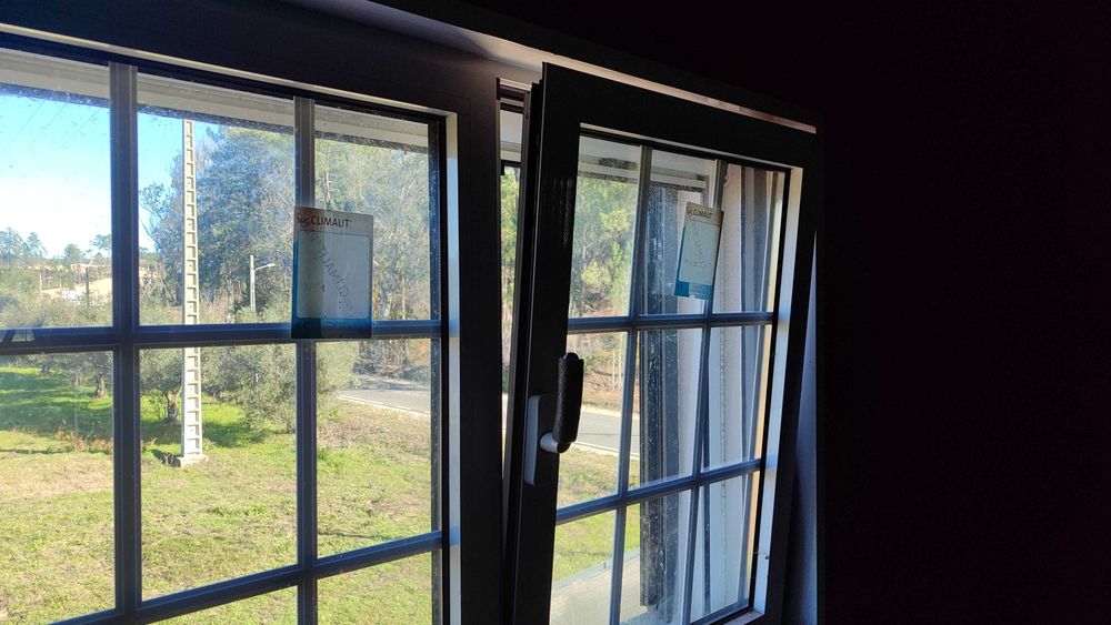 Janelas em alumínio lacado, com vidro duplo e oscilobatente