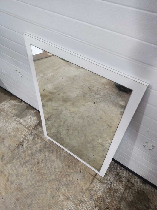 Espelho grande com moldura lisa