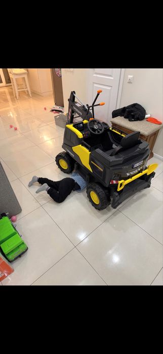 Дитячий ескаватор на акумуляторі