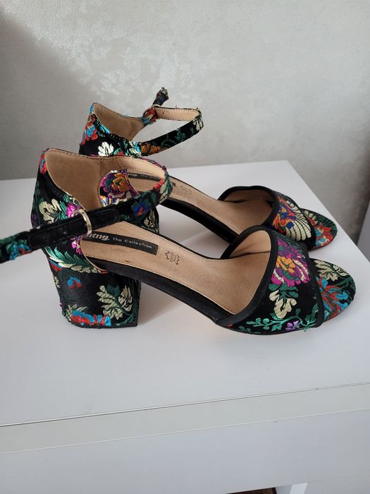 Босоніжки  вишиті гладдю