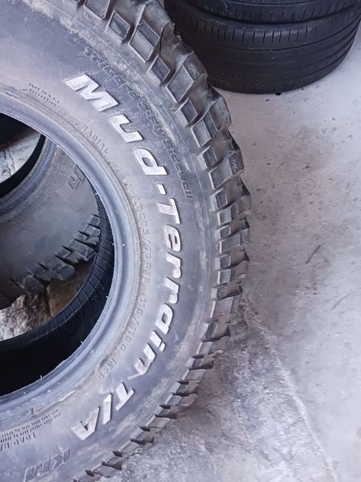 Vendo 2 pneus semi-novos 305/70/16 BF Goodrich
