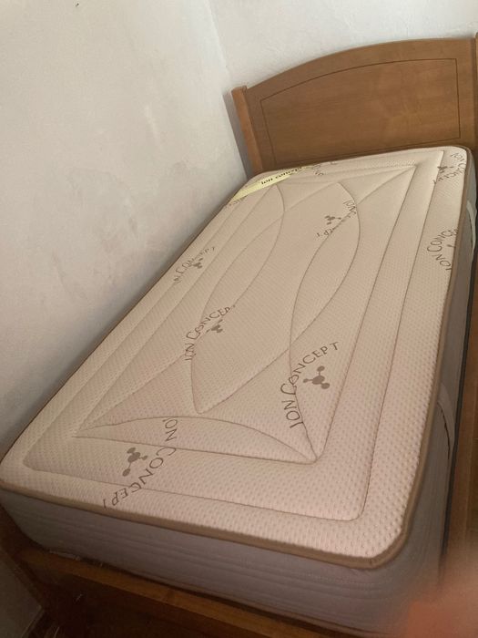 Cama em pinho com Colchão