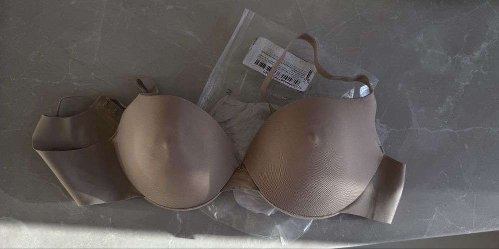 Бюсгалтер как Skims