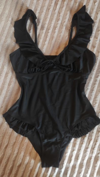 Новый слитный цельный куальник. Черный купальник с рюшами. Размер 48.