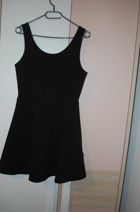 divided h&M mała czarna miękka i wygodna sukienka 40