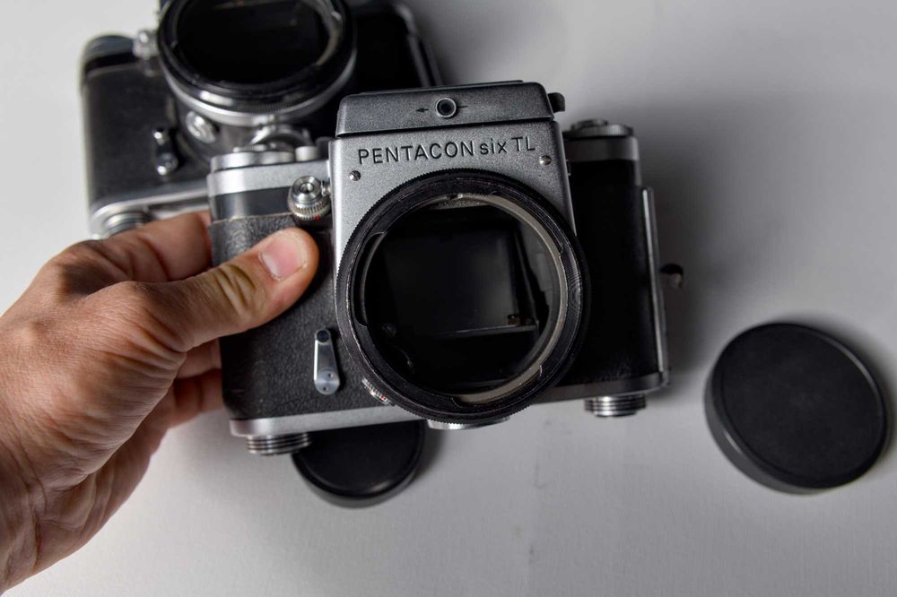 Pentacon SIX dwa uszkodzone aparaty i pryzmat.