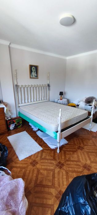 Cama de casal vintage 135x180 com estrado e colchão