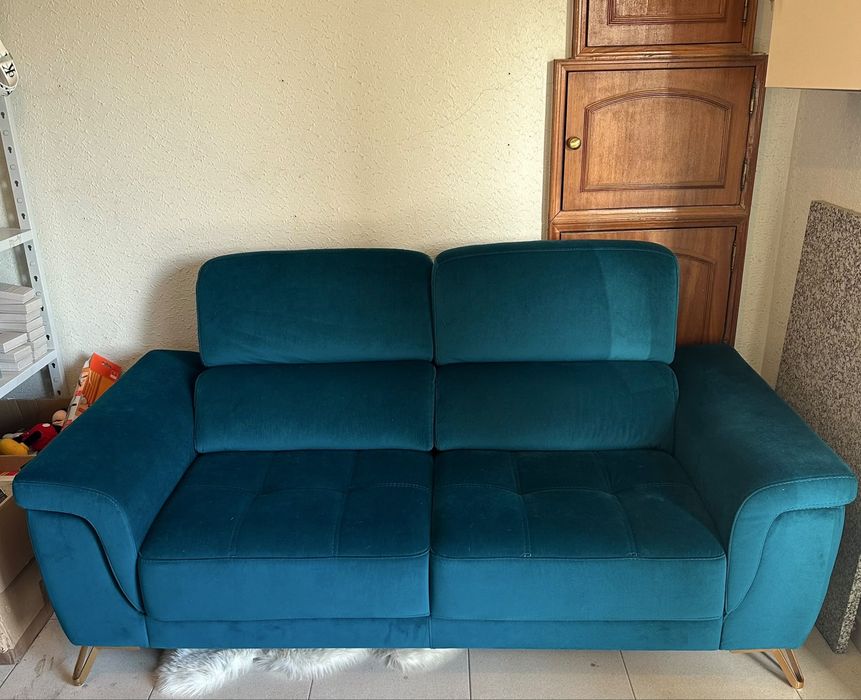 Sofa veludo verde esmeralda com deralhes dourados