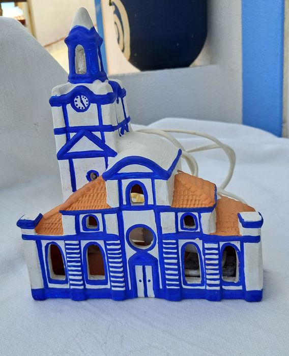 Candeeiro de Luz de Presença em Cerâmica Artesanal - Igreja Pintada à Mão