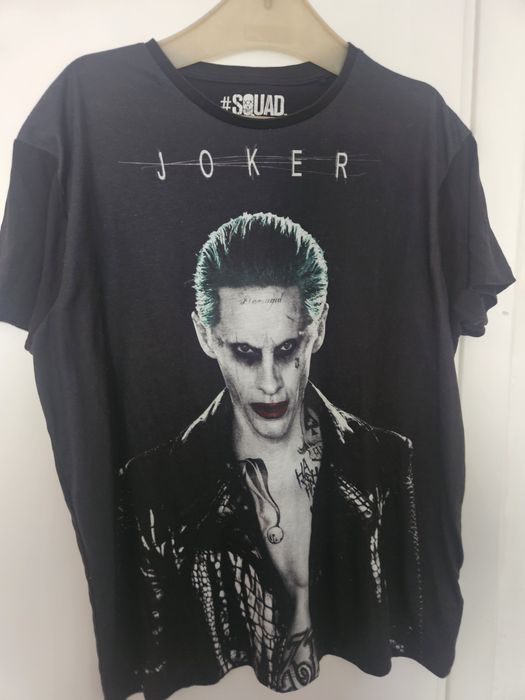 Ta czarna koszulka z nadrukiem przedstawia postać Jokera z filmu "Legion samobójców".Marka/Seria:  S SQUAD (1zie) (batman Harley Quinn)