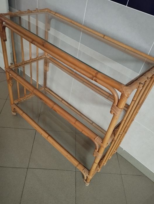 Estante de bambu e prateleiras de vidro