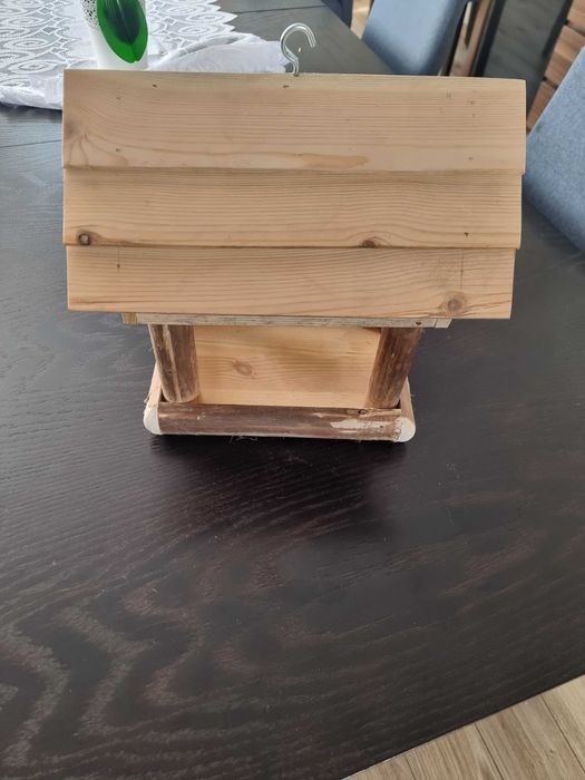 Solidny karmnik dla ptaków z surowego drewna XL