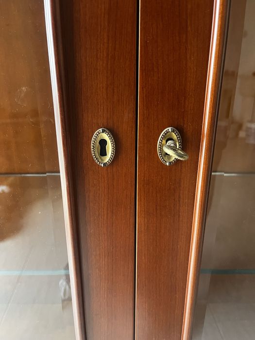 Cristaleira em madeira maciça com portas de vidro – excelente estado