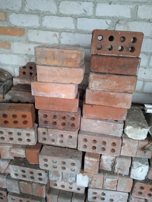 Продам    цеглу вживану червону,та білу.Всього 400 штук