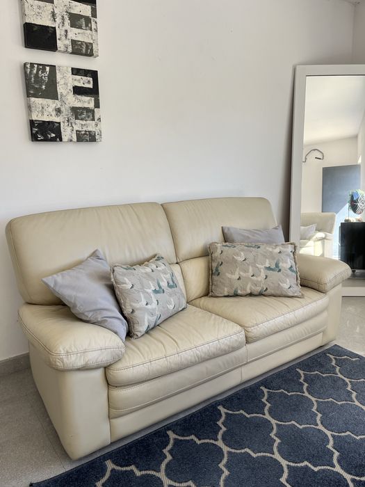 Sofás em pele bege