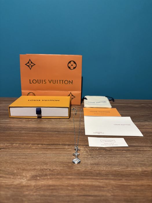 srebny naszyjnik louis viutton z pudelkiem