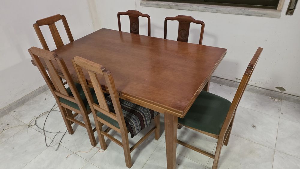 Mesa de jantar extensível em madeira com 6 cadeiras