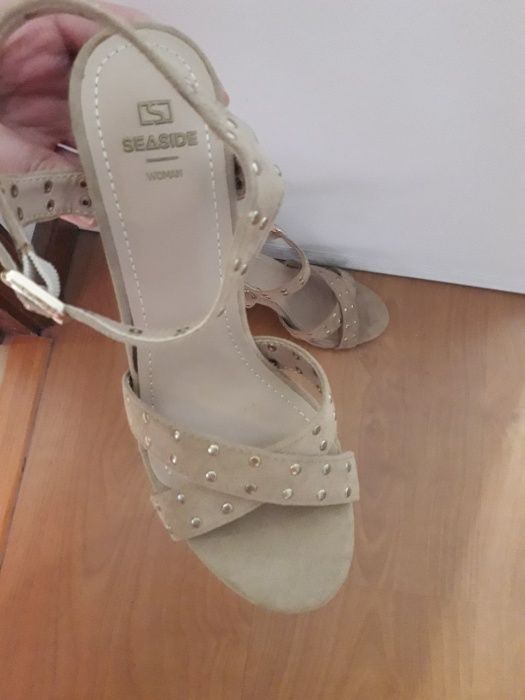 Sandálias novas de mulher