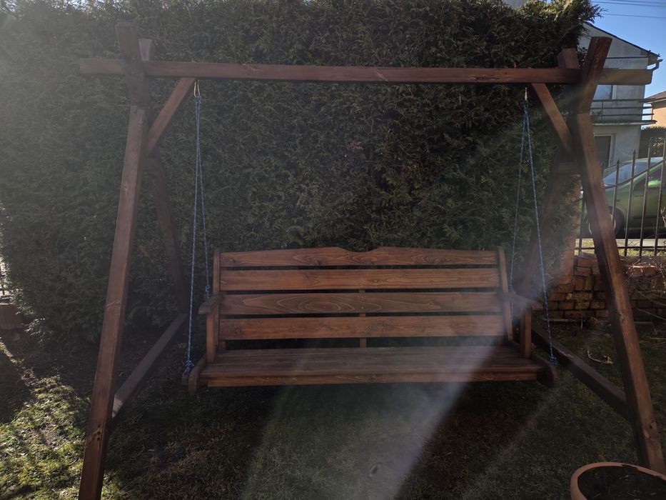 drewniana huśtawka ogrodowa