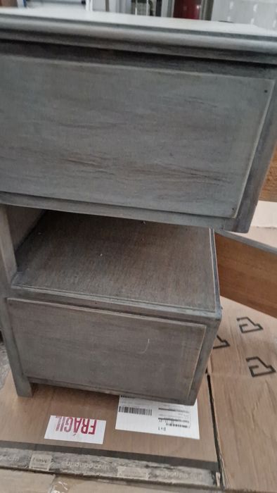 Mesa de cabeceira ou apoio de madeira