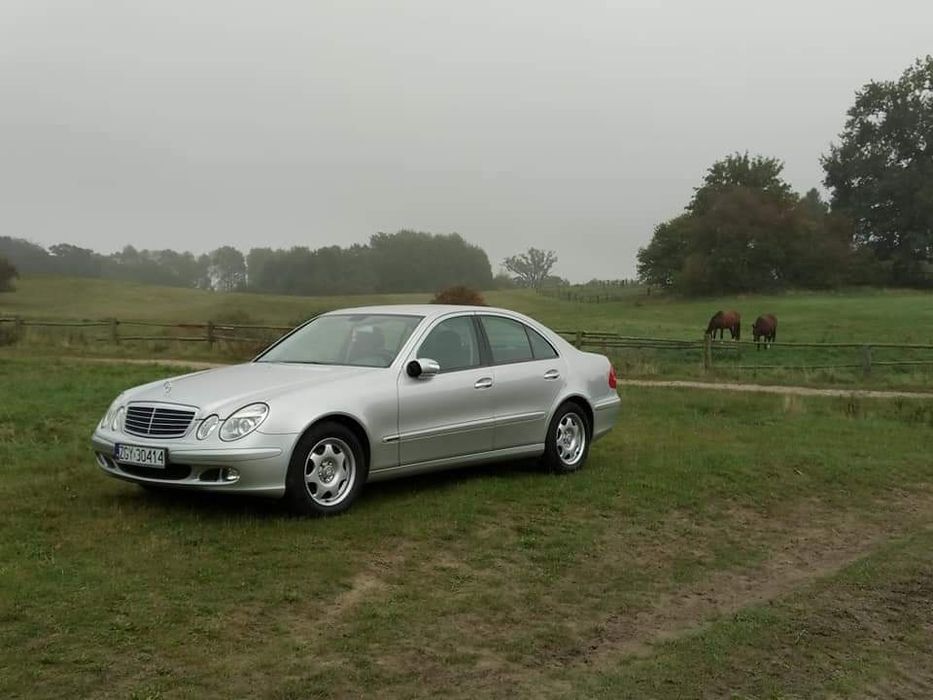 Mercedes E 211 sedan