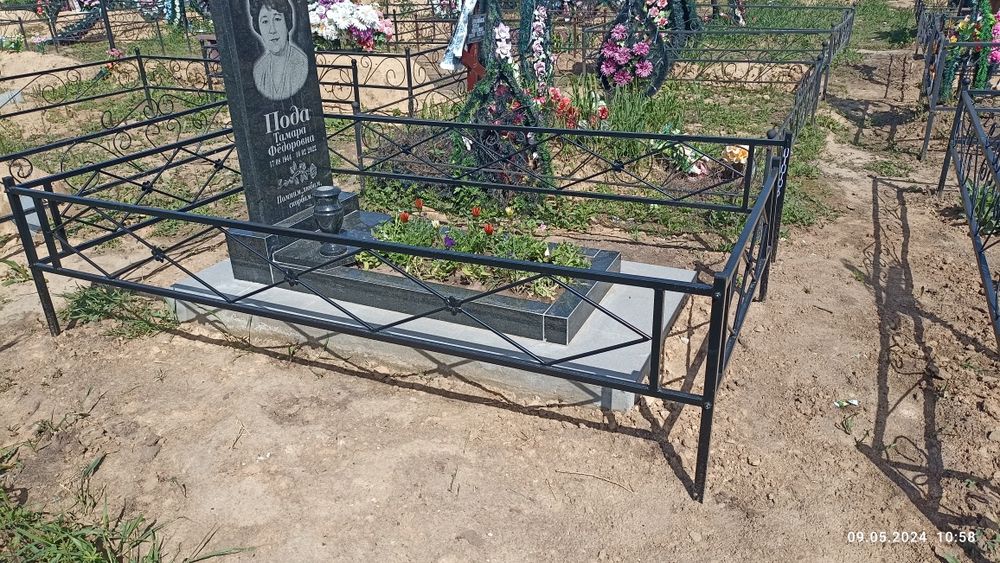 Огорожі на кладовище оградка