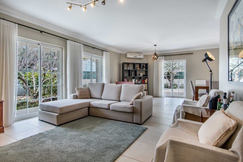 Sofá marca 8&80 de com chaise longue