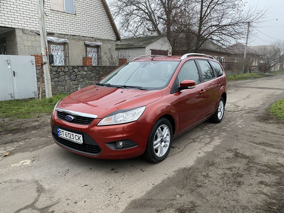Форд фокус 2009 року випуску, 1.8 надійний бензиновий двигун.
Кузов в чудовому стані, великий, вмісткий универсал. Рідний пробіг 179000 км. Всі стекла рідні.
Двигун надійний цепний, 1.8 бензин, з розходом 7.5 л по місту. Працює ідеально, не димить, масла не бере, від заміни до заміни все в рівні.
Коробка перемикає чудово, без зауважень.
Салон просто в новому стані, сидіння, торпеда, карти, стеля все як нове і дуже чисте.
По комплектації: два електросклопідіймачі, ел. дзеркала, підігрів лобового і заднього скла, працюючий кондиціонер. Два оригінальні ключі.
По електриці все працює, ніяких помилок немає.
Два комплекта гуми.
Великий, сімейний, вмісткий универсал.
З документами порядок, переоформлення.