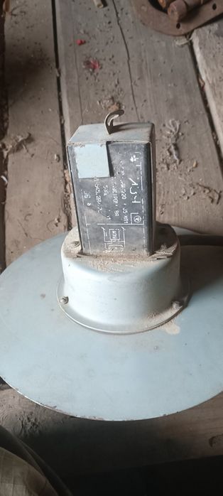 Уличный фонарь или теплица