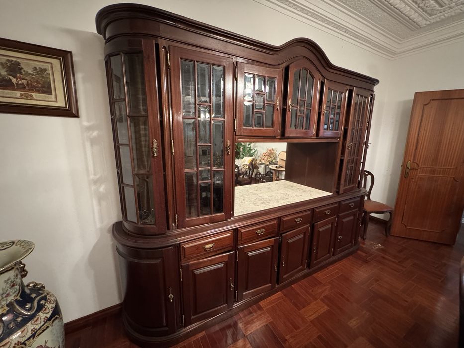Cristaleira / Aparador clássico em madeira – grande, excelente estado