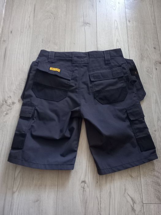Продам рабочие шорты  DeWALT