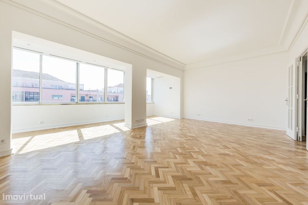 Espetacular apartamento T5 totalmente renovado, na Avenida João XXI