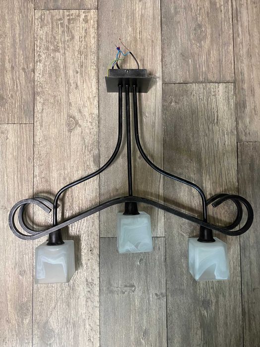 lampa sufitowa czarna z trzema kloszami