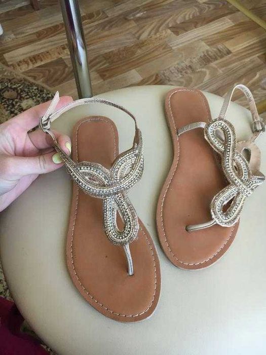 красивые фирменные босоножки 40р