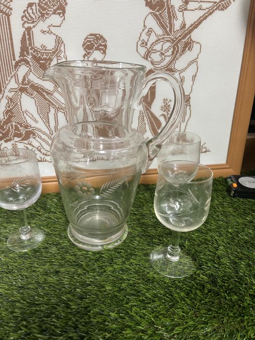 Jarra antiga lapidadacom 2 copos