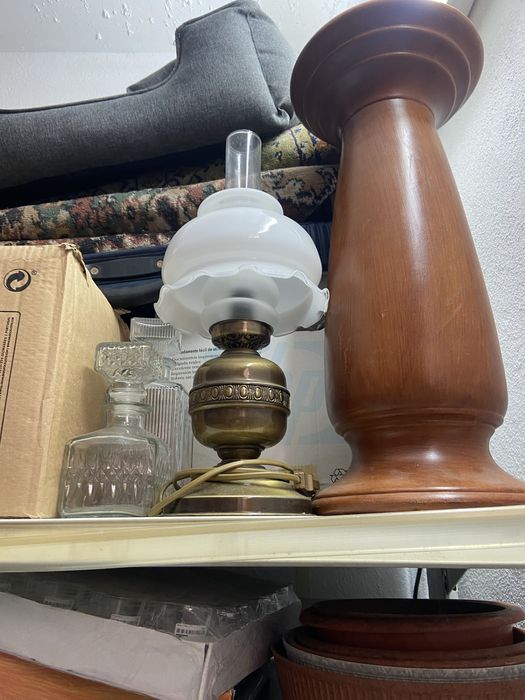 Tres candeeiros um de tecto e dois de mesa de cabeceira