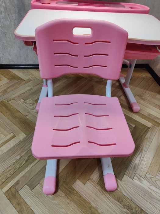 Парта з стільцем для дівчинки