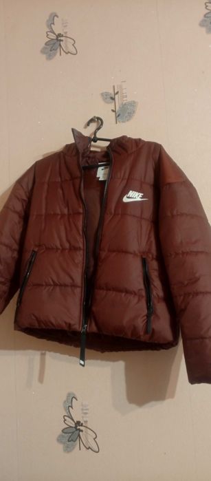женская коричневая куртка Nike Sportswear Therma-FIT Repel Classic.