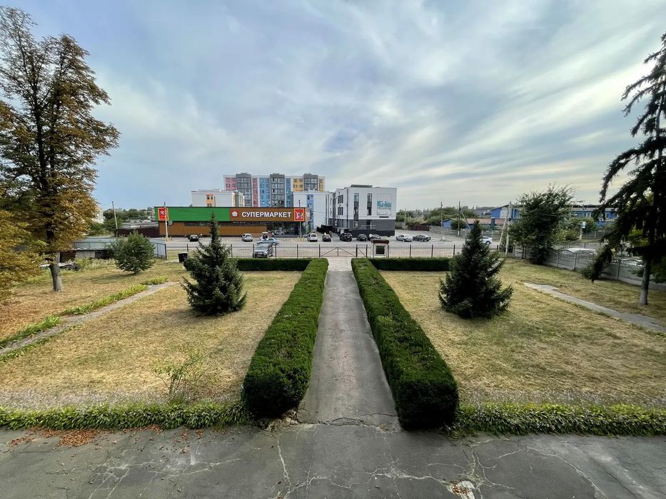 Гектар території, окрема будівля в центрі Требухова. 17хв до Києва.