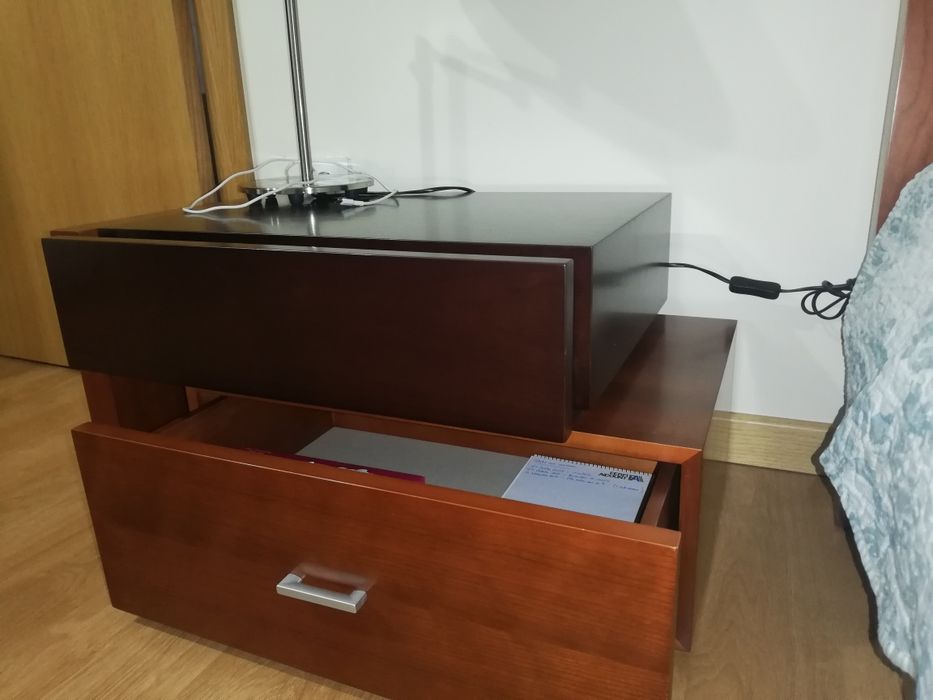 Cama e mesinhas de cabeceira