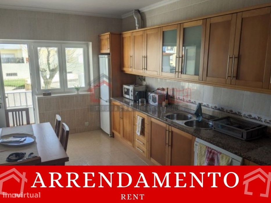 Apartamento T2 na Atouguia da Baleia para Arrendamento