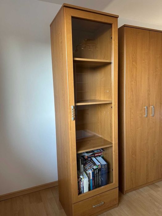 Słupek ze szklanymi drzwiami i szufladą - brązowy