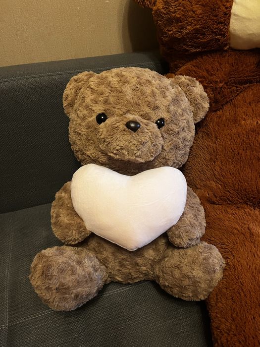 Великий плюшевий ведмедик