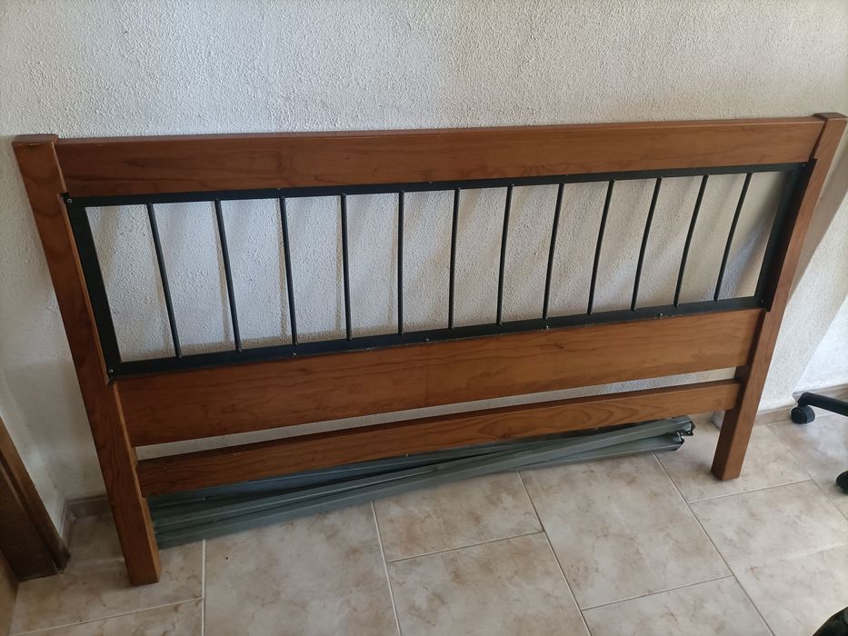 Cama com colchão e duas mesas de cabeceira