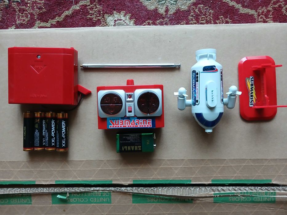 Brinquedos vintage: Submarino c/ telecomando, + duas embarcações iate.
